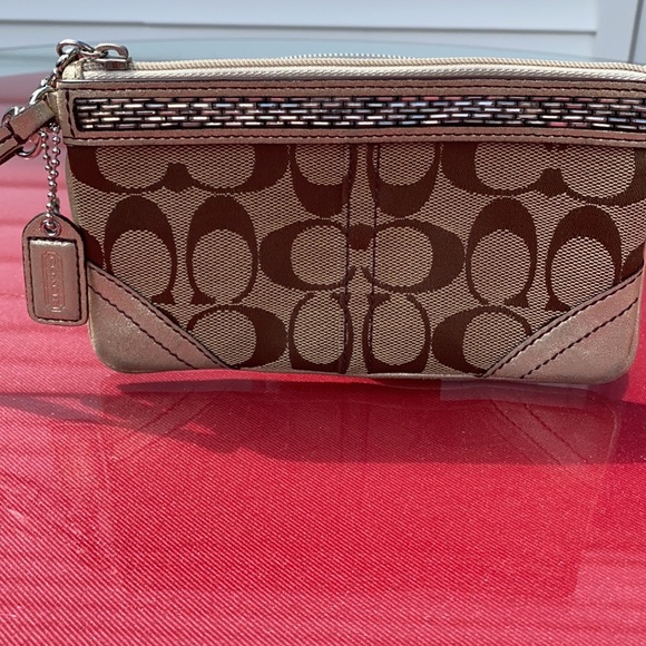 Coach wristlet in excellent condition - Picture 2 of 6